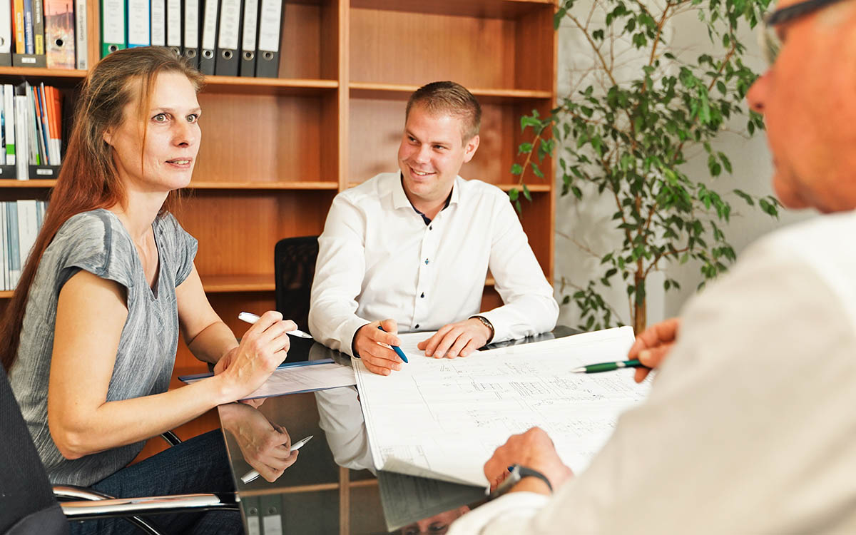 Mitarbeiter am Doppelmonitor bei der SPS-Programmierung