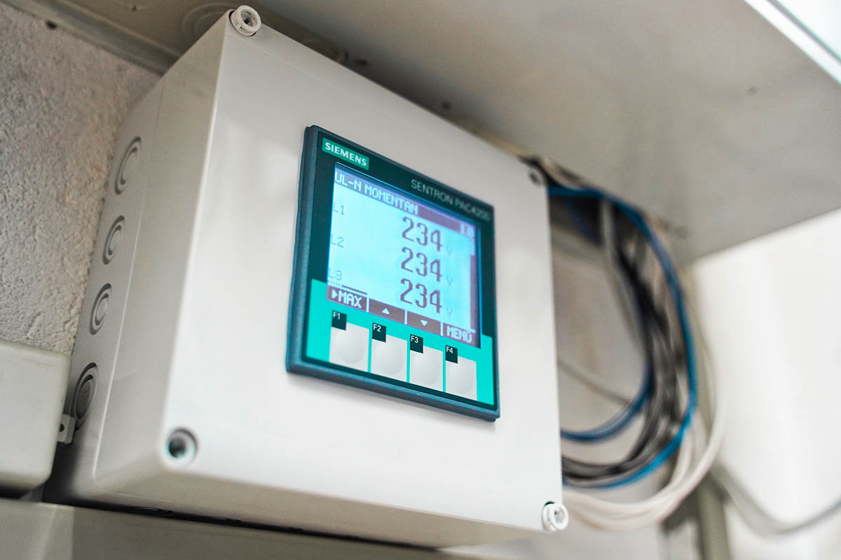 Siemens Sentron Energiemessgerät in einer modernisierten Anlage