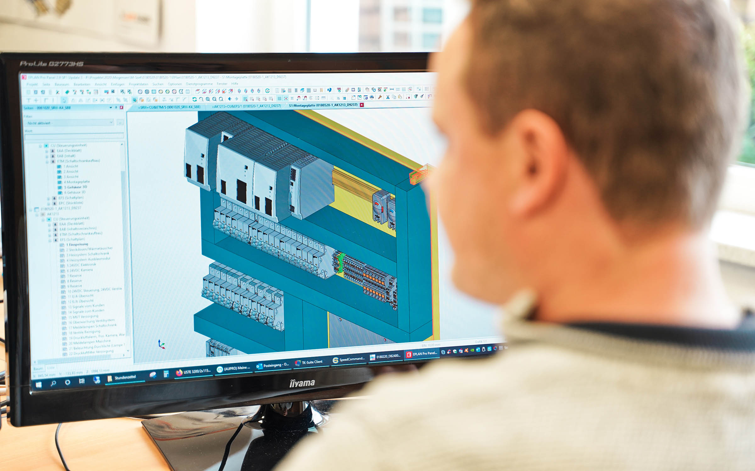 Ingenieur plant einen Schaltschrankaufbau in EPLAN Pro Panel