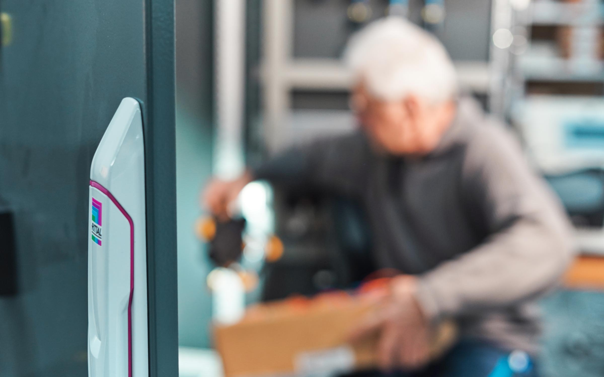 Servicetechniker bei der Arbeit an einem Schaltschrank
